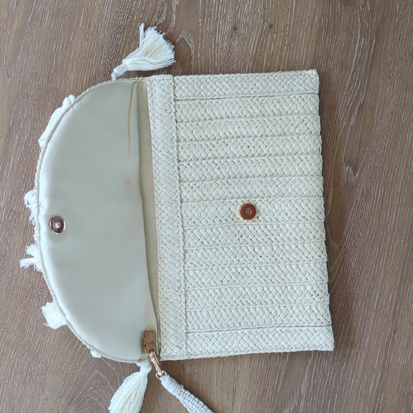 Woven clutch with tassels and removable wrist leash - Picture 4 of 8